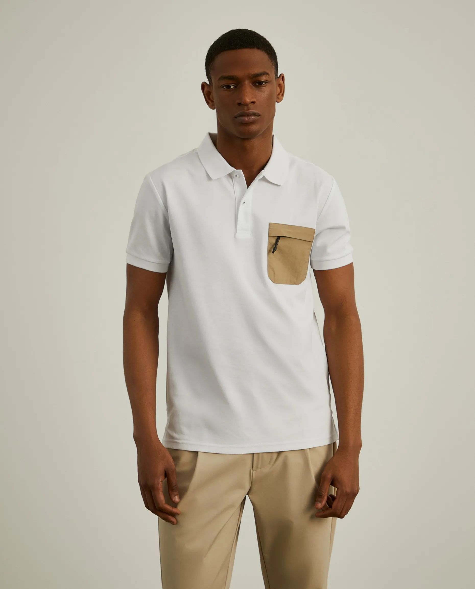 Polo slim fit com bolso em contraste