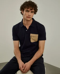 Polo slim fit com bolso em contraste