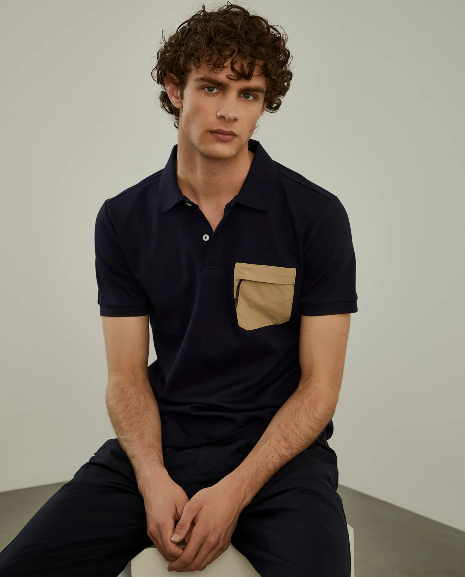 Polo slim fit com bolso em contraste