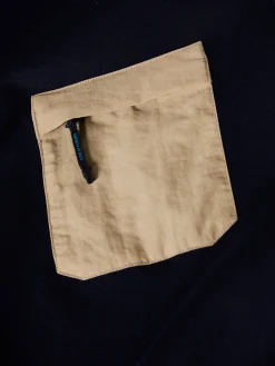 Polo slim fit com bolso em contraste