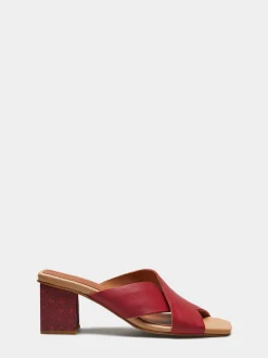 Sandálias cruzadas em pele com tacão