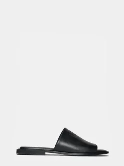 Sandálias em pele com gravação e pormenor no tacão