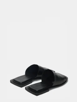 Sandálias em pele com gravação e pormenor no tacão