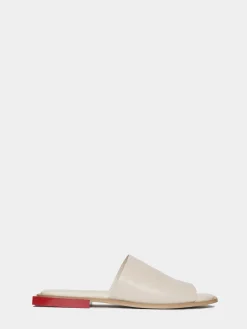 Sandálias em pele com pormenor no tacão