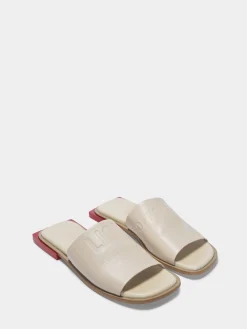 Sandálias em pele com pormenor no tacão