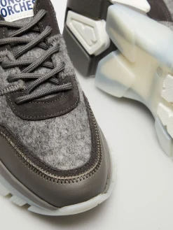 Sapatilha cinzenta desportiva