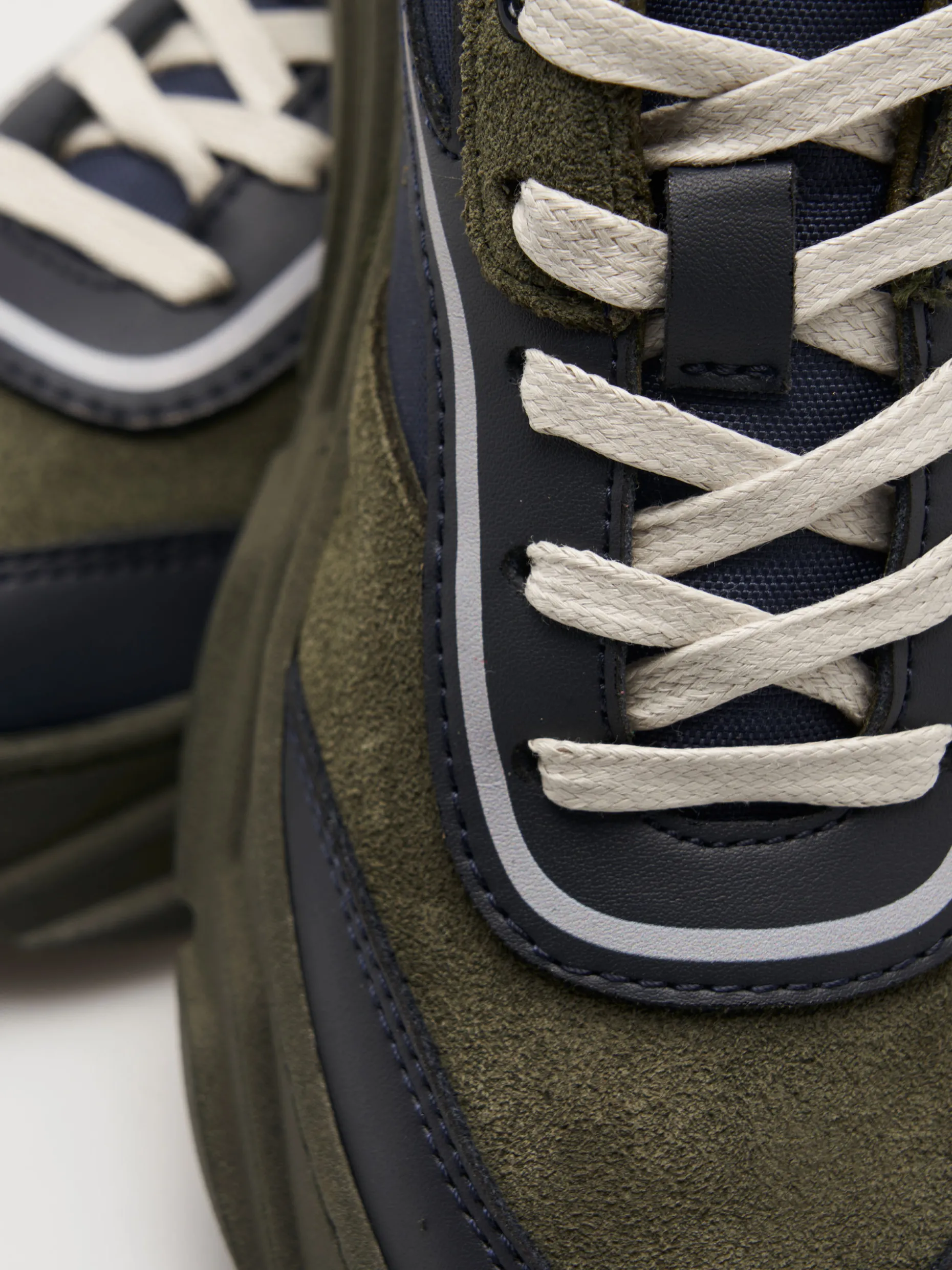 Sapatilhas bicolor com cordões