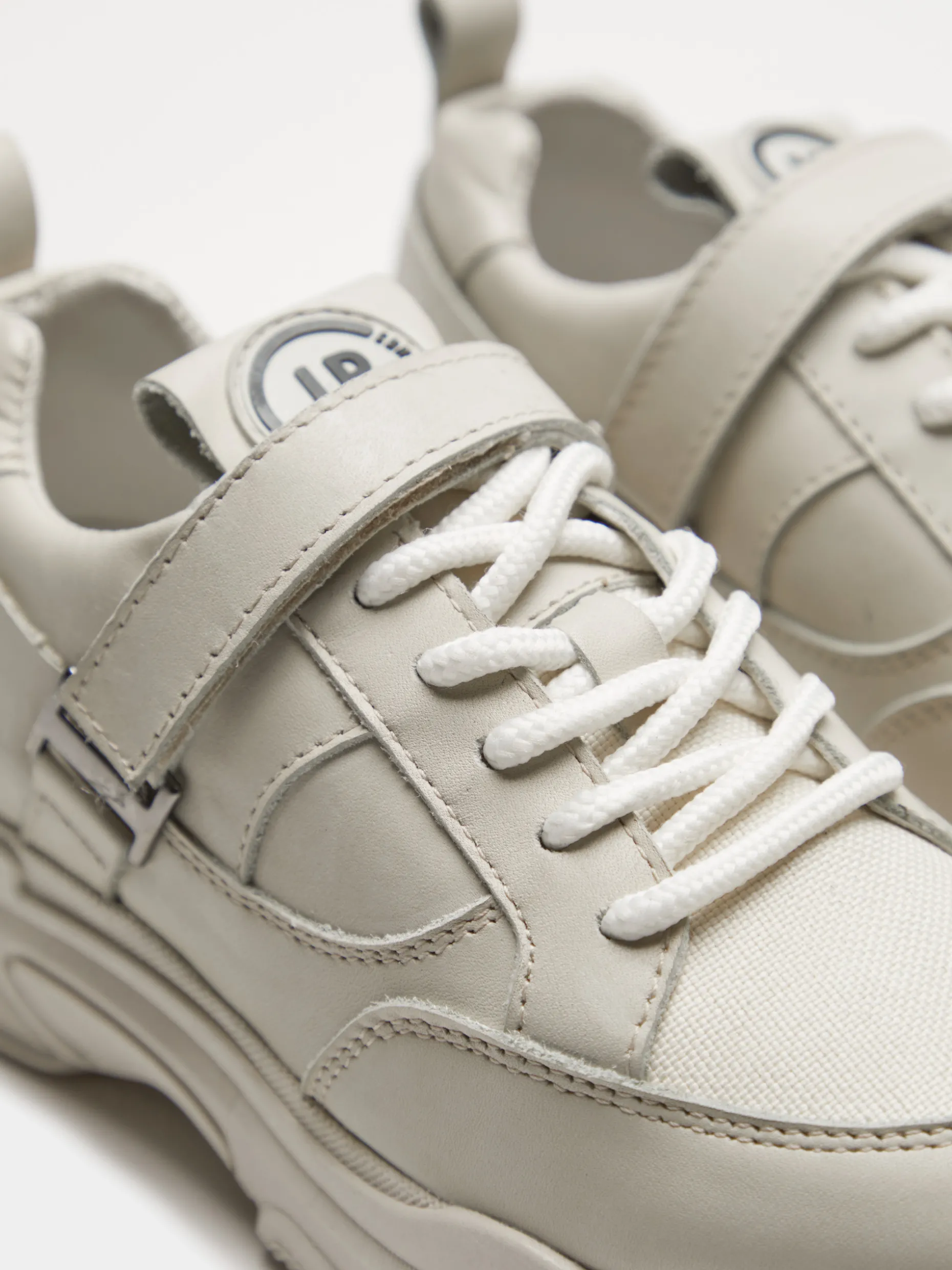 Sapatilhas combinadas com velcro