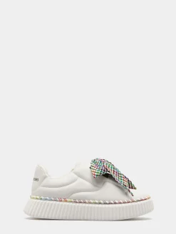 Sapatilhas em pele com cordão