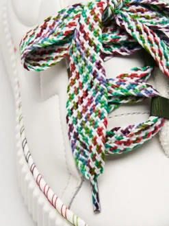 Sapatilhas em pele com cordão