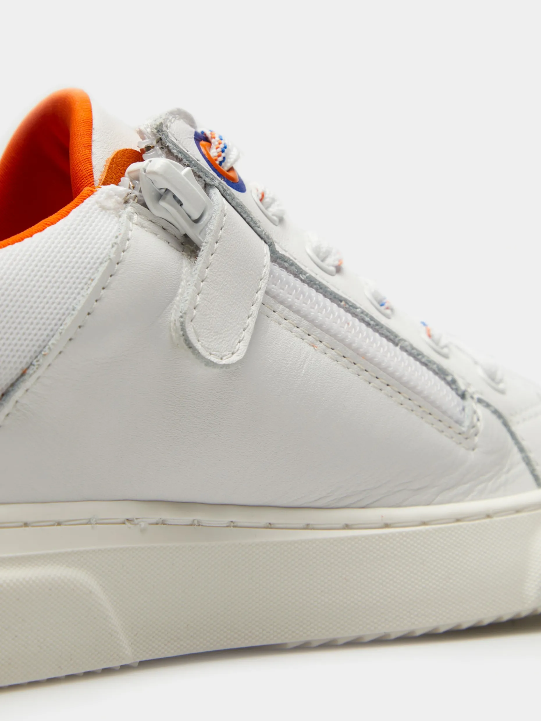 Sapatilhas unissexo em pele com cordões e fecho