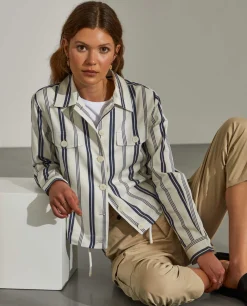 Sobrecamisa com riscas e cintura ajustável