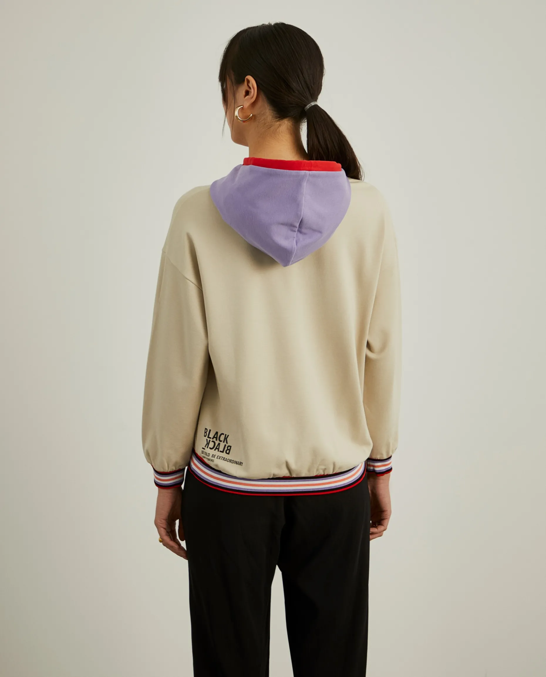 Sweater com capuz ajustável