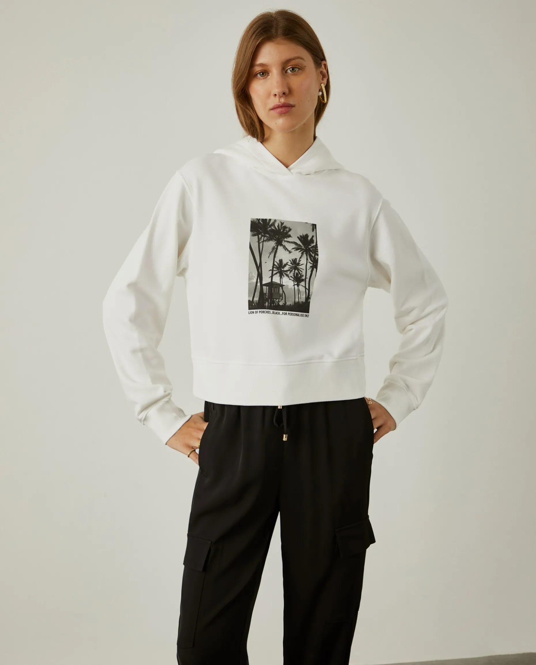 Sweater com capuz e estampado tropical