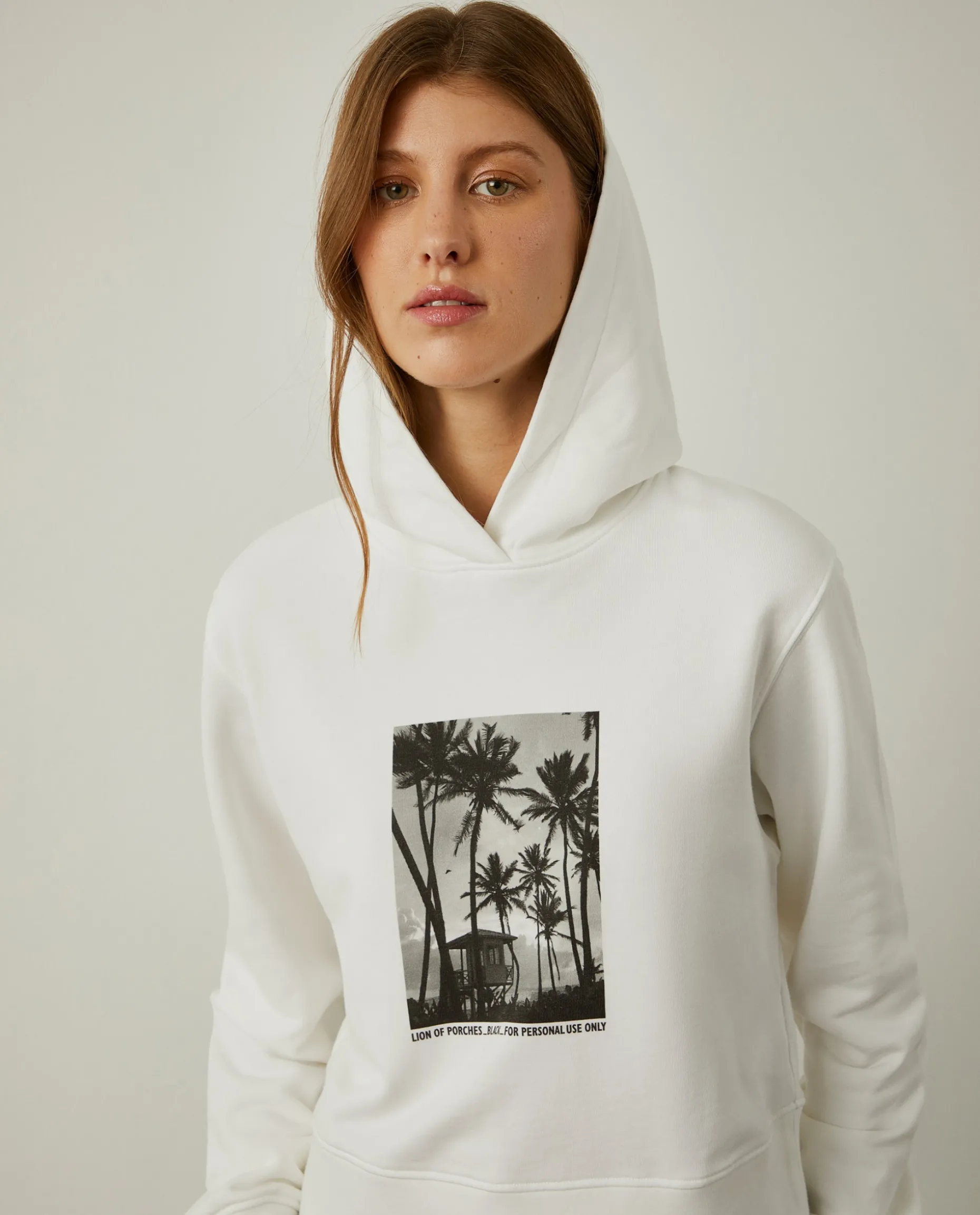 Sweater com capuz e estampado tropical