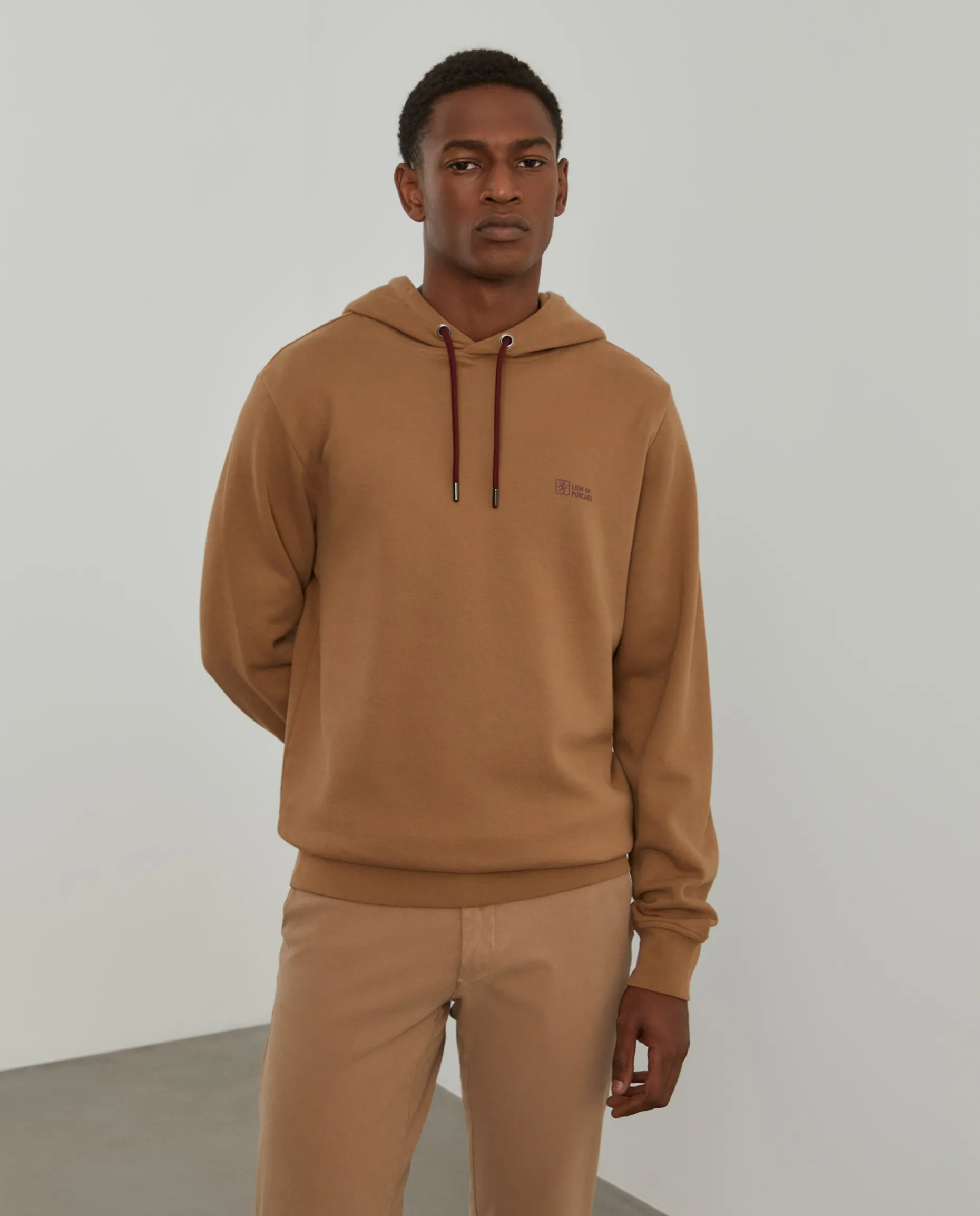 Sweater com capuz em malha piqué