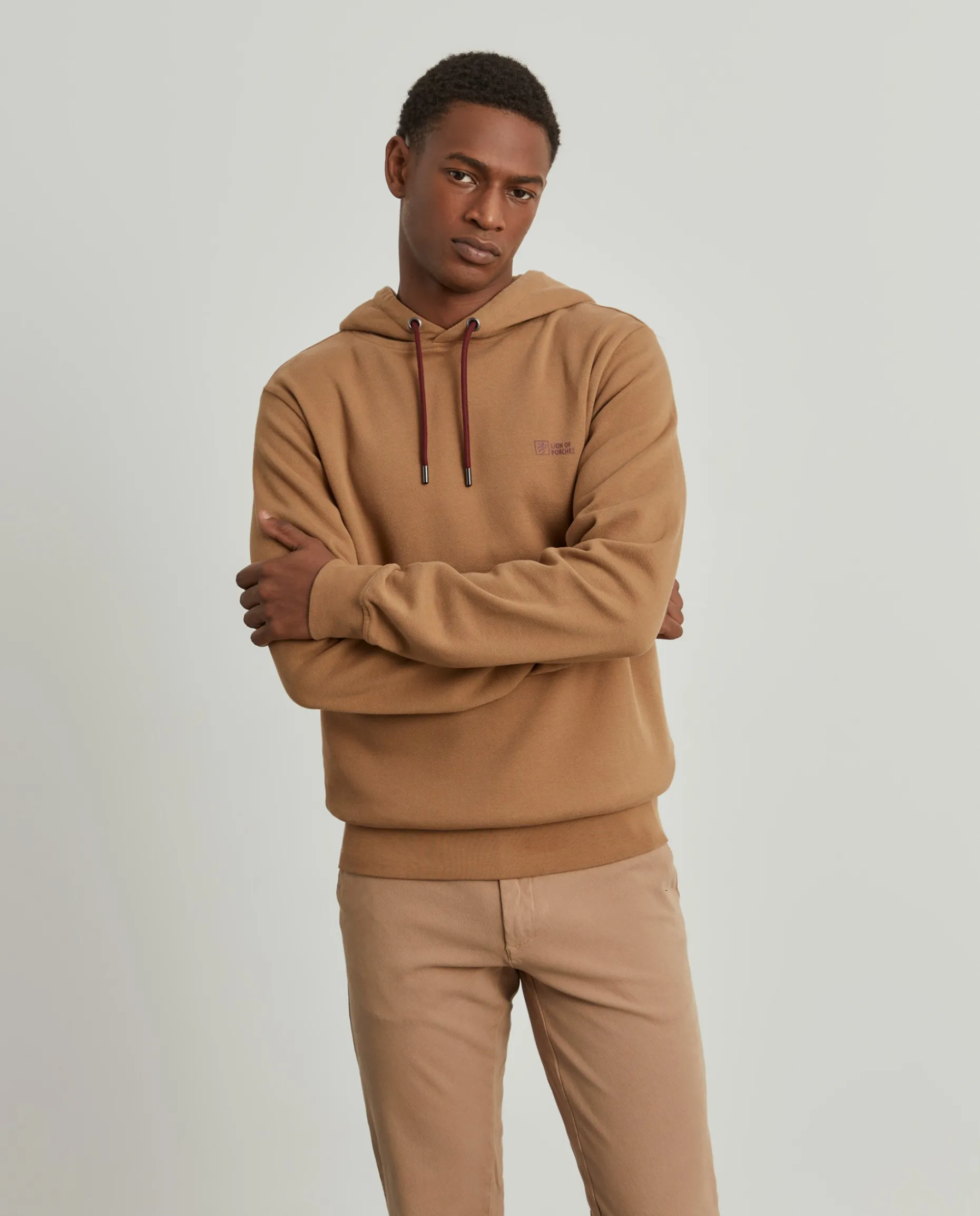 Sweater com capuz em malha piqué