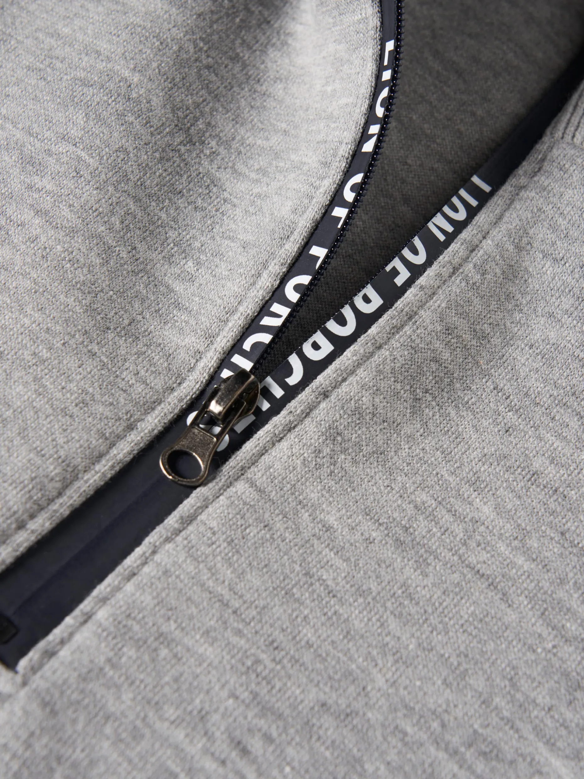 Sweater com fecho em contraste