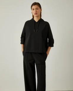 Sweater com manga raglan e capuz ajustável