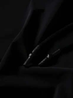 Sweater com manga raglan e capuz ajustável