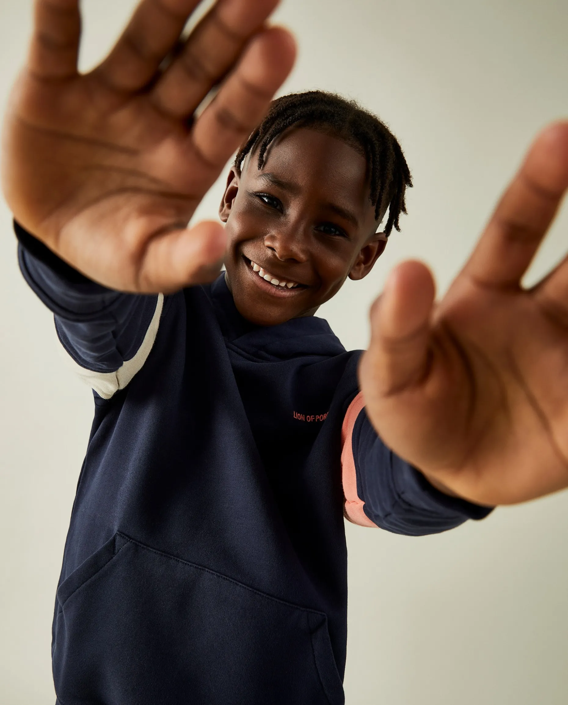 Sweater tricolor com capuz