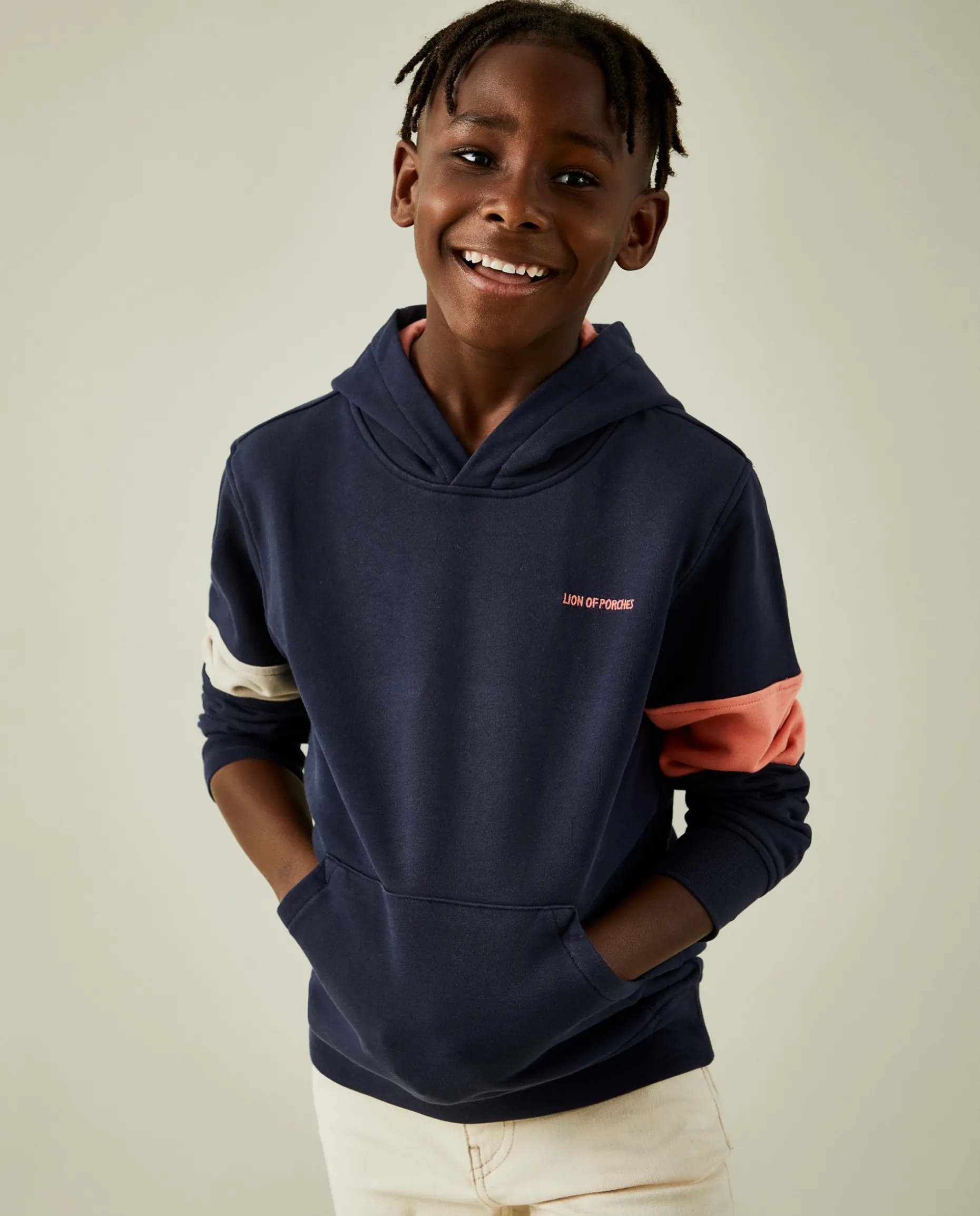 Sweater tricolor com capuz