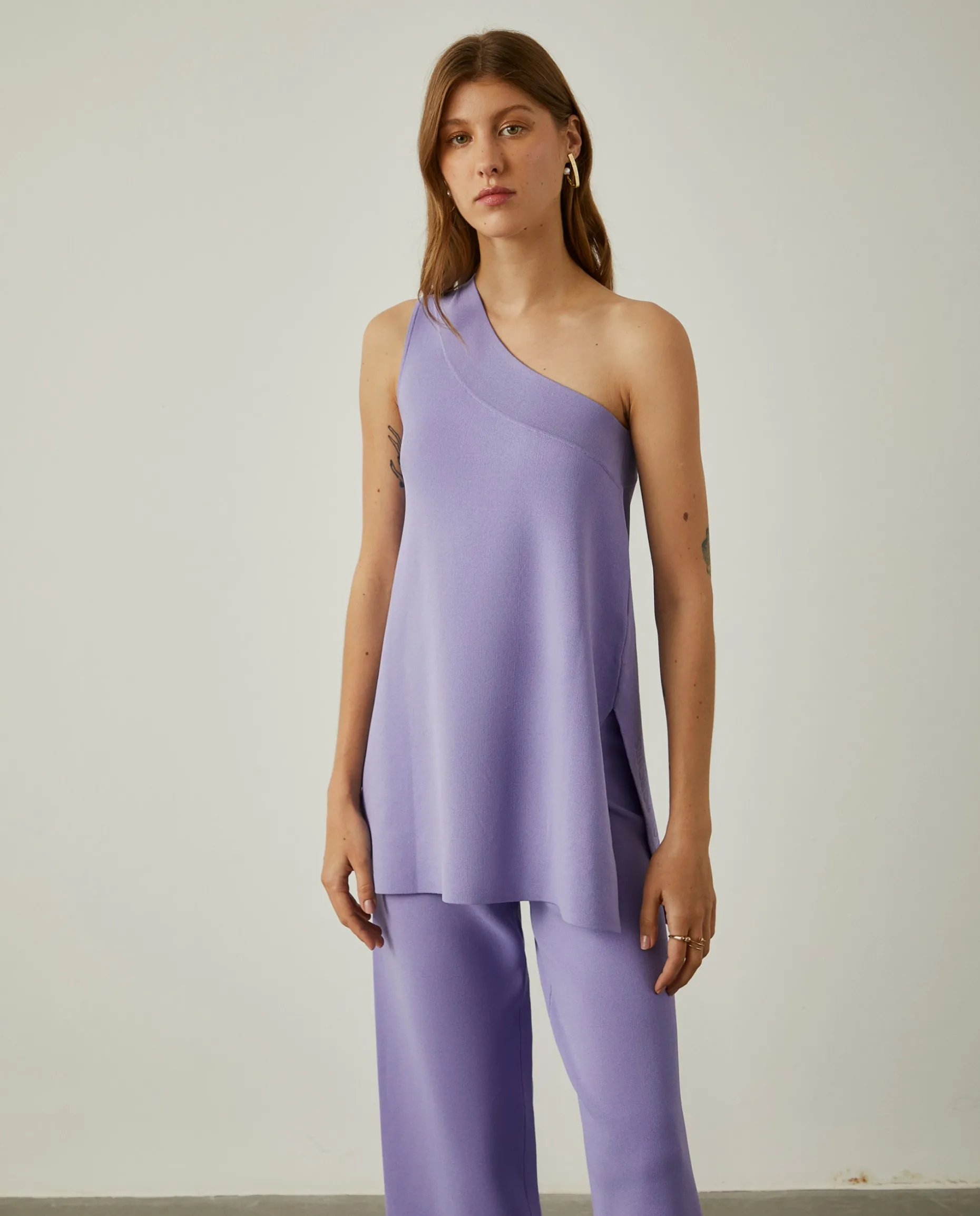 Top comprido com uma alça