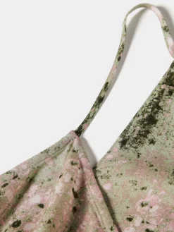 Top de alças fluido com padrão abstrato