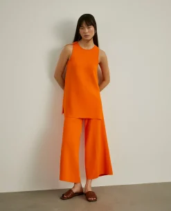 Top em malha com aberturas laterais