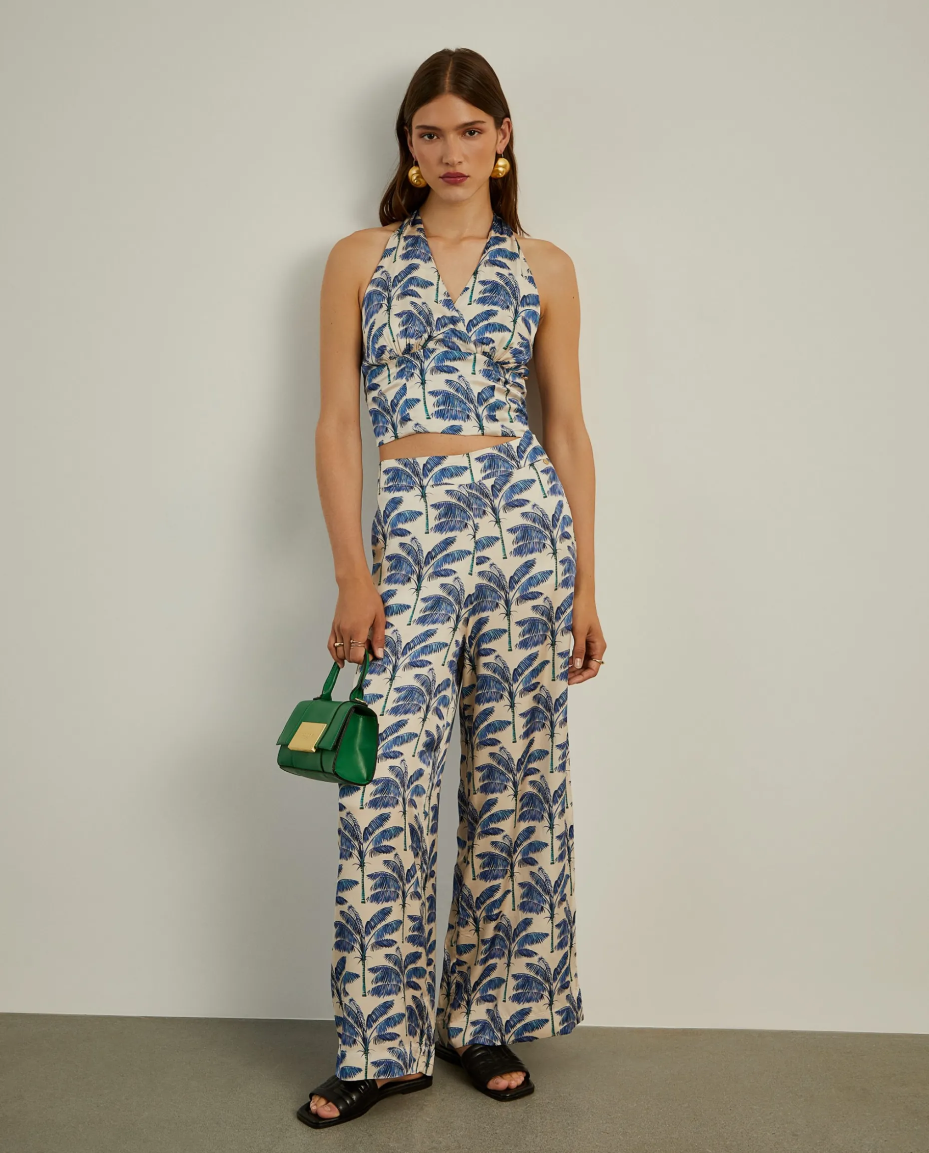 Top halter fluido com padrão palmeiras