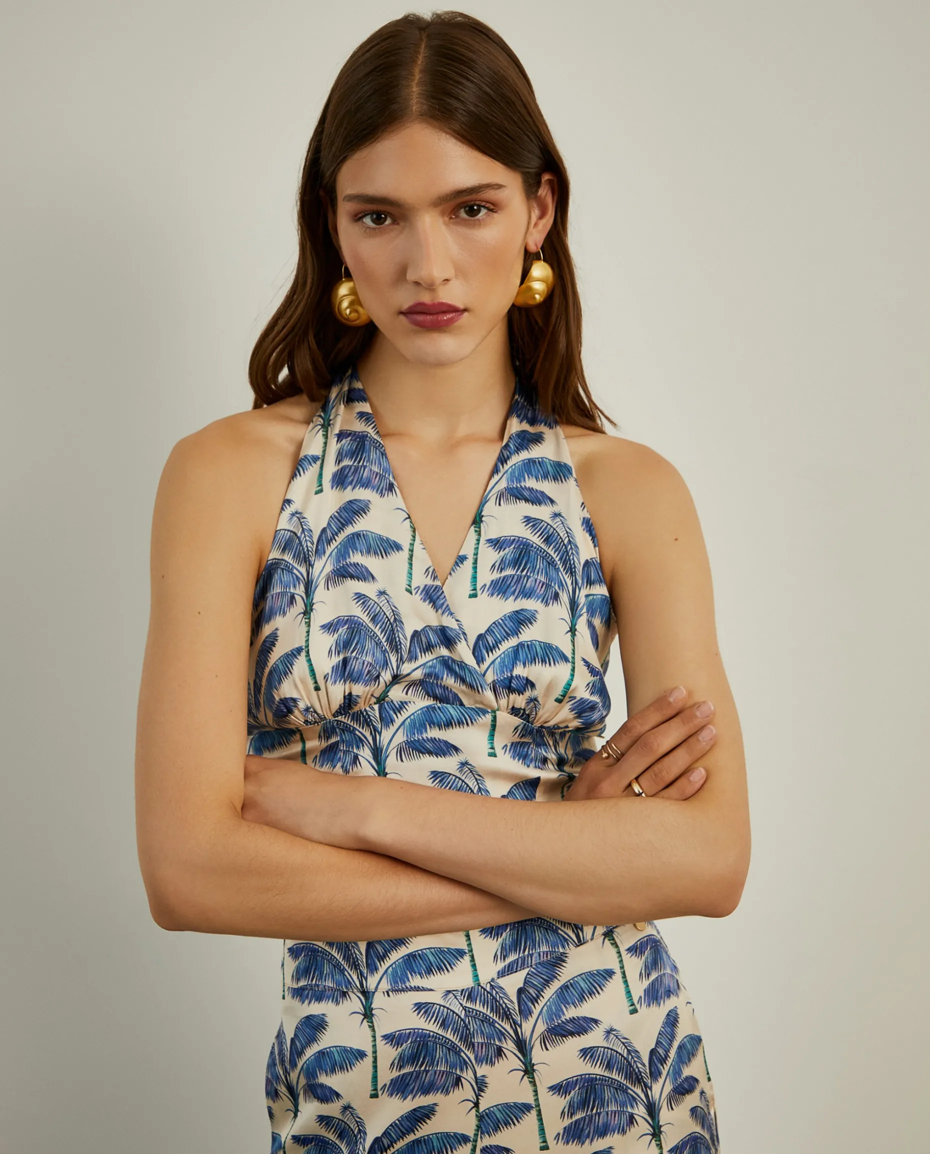 Top halter fluido com padrão palmeiras