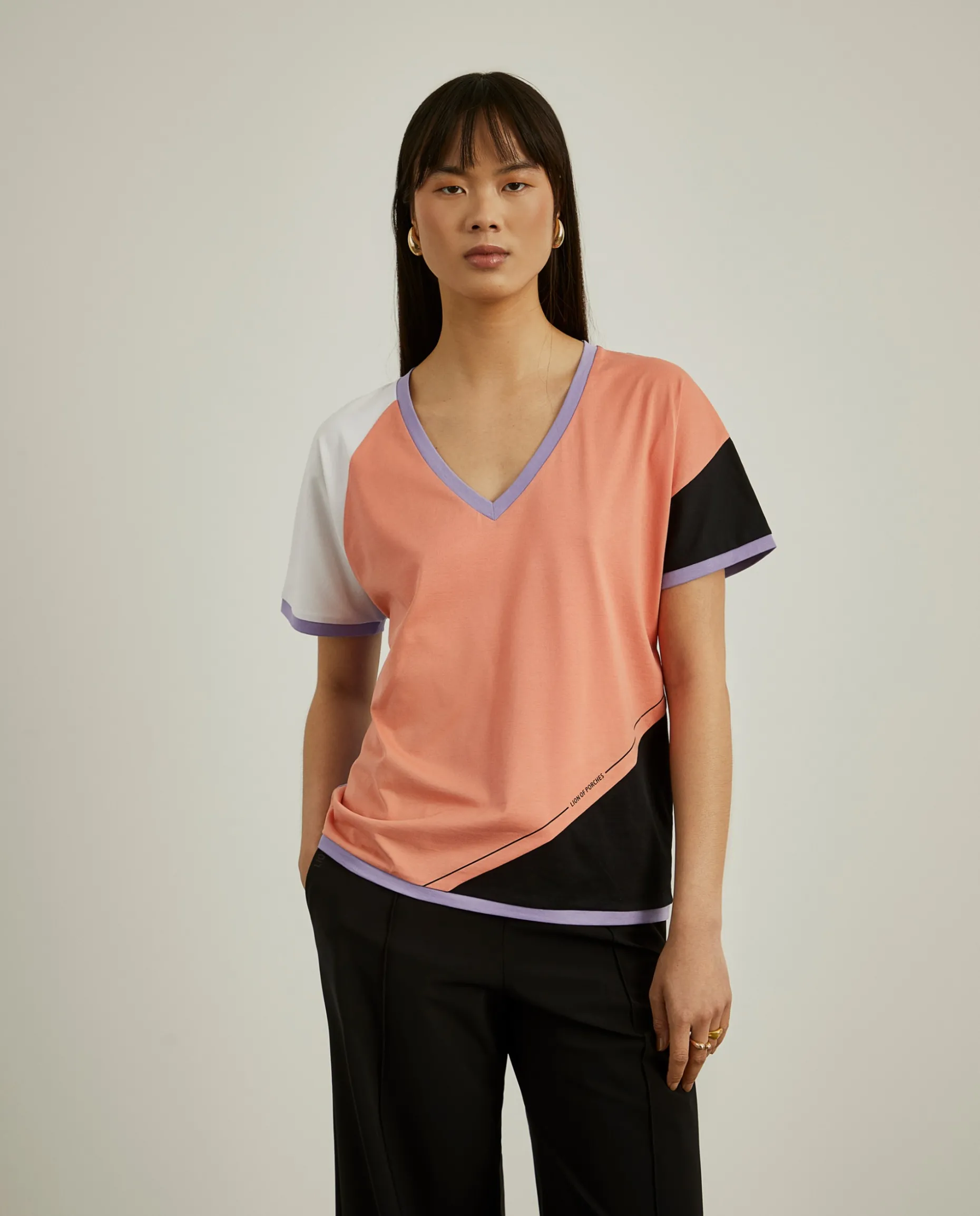 T-shirt color block decote em V