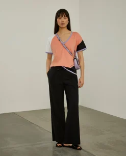 T-shirt color block decote em V