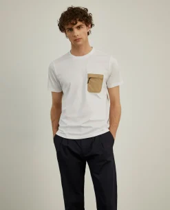 T-shirt com bolso em contraste