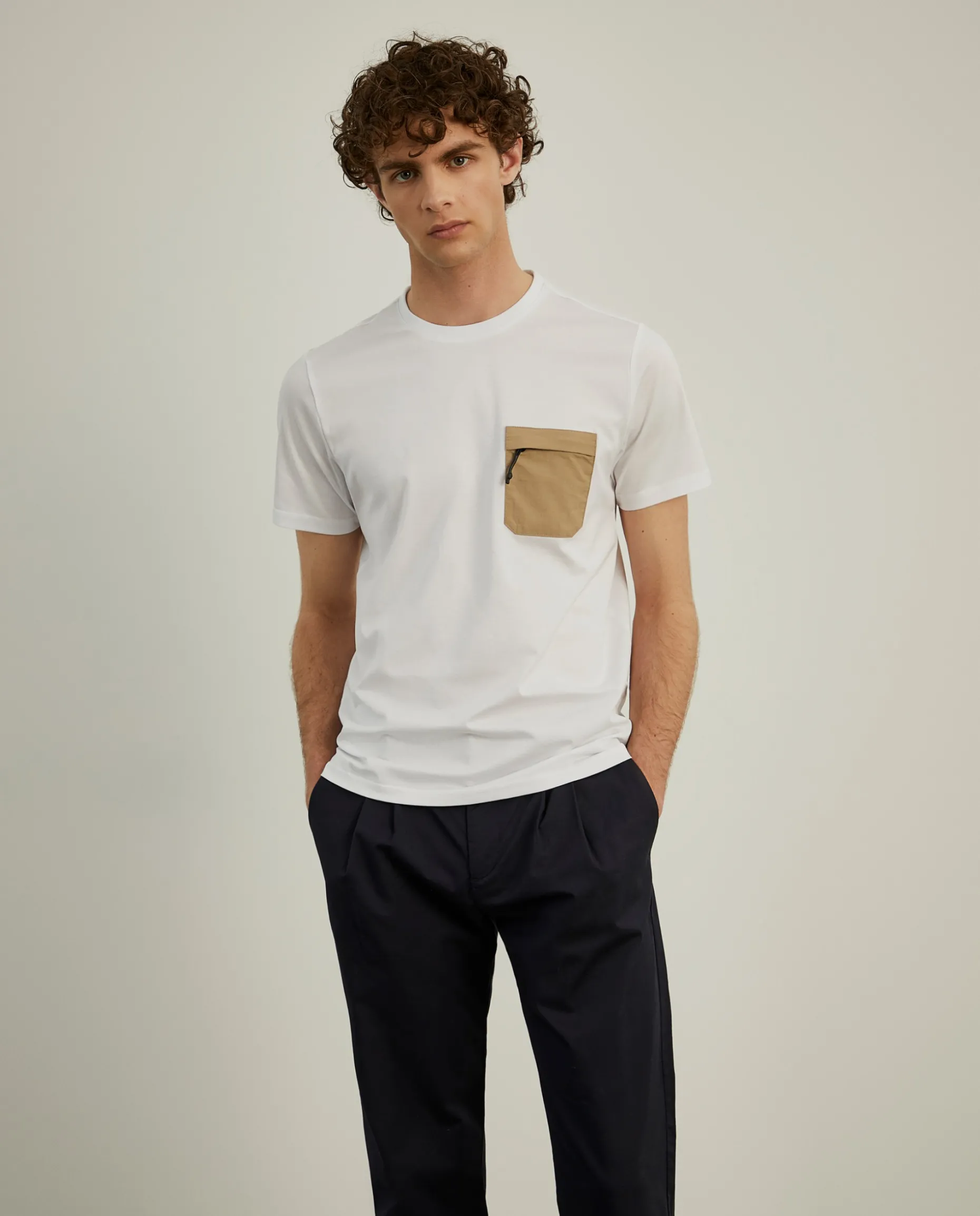 T-shirt com bolso em contraste