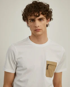 T-shirt com bolso em contraste