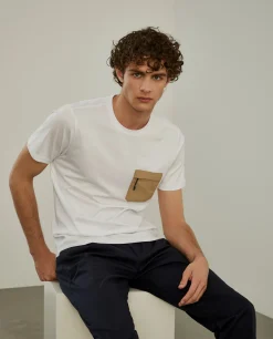 T-shirt com bolso em contraste