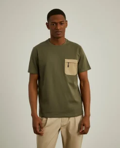 T-shirt com bolso em contraste