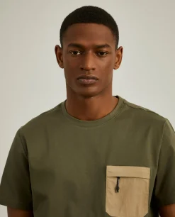 T-shirt com bolso em contraste