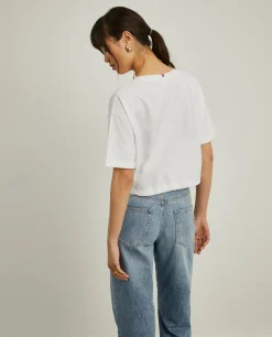 T-shirt cropped com bolso em crochet