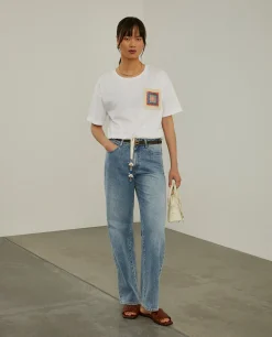 T-shirt cropped com bolso em crochet