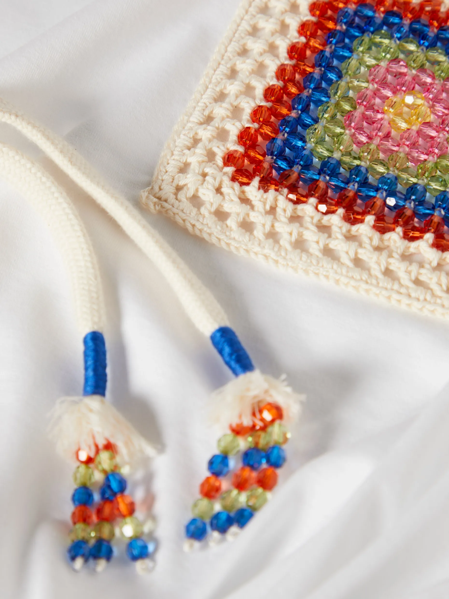 T-shirt cropped com bolso em crochet