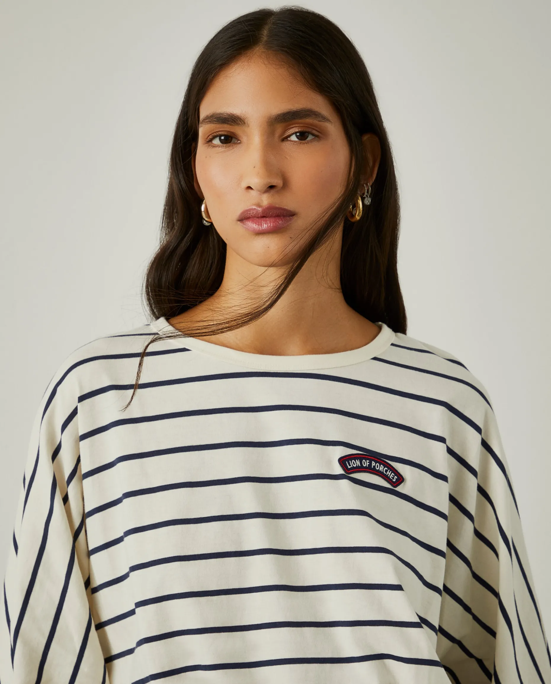 T-shirt cropped às riscas com manga abalonada