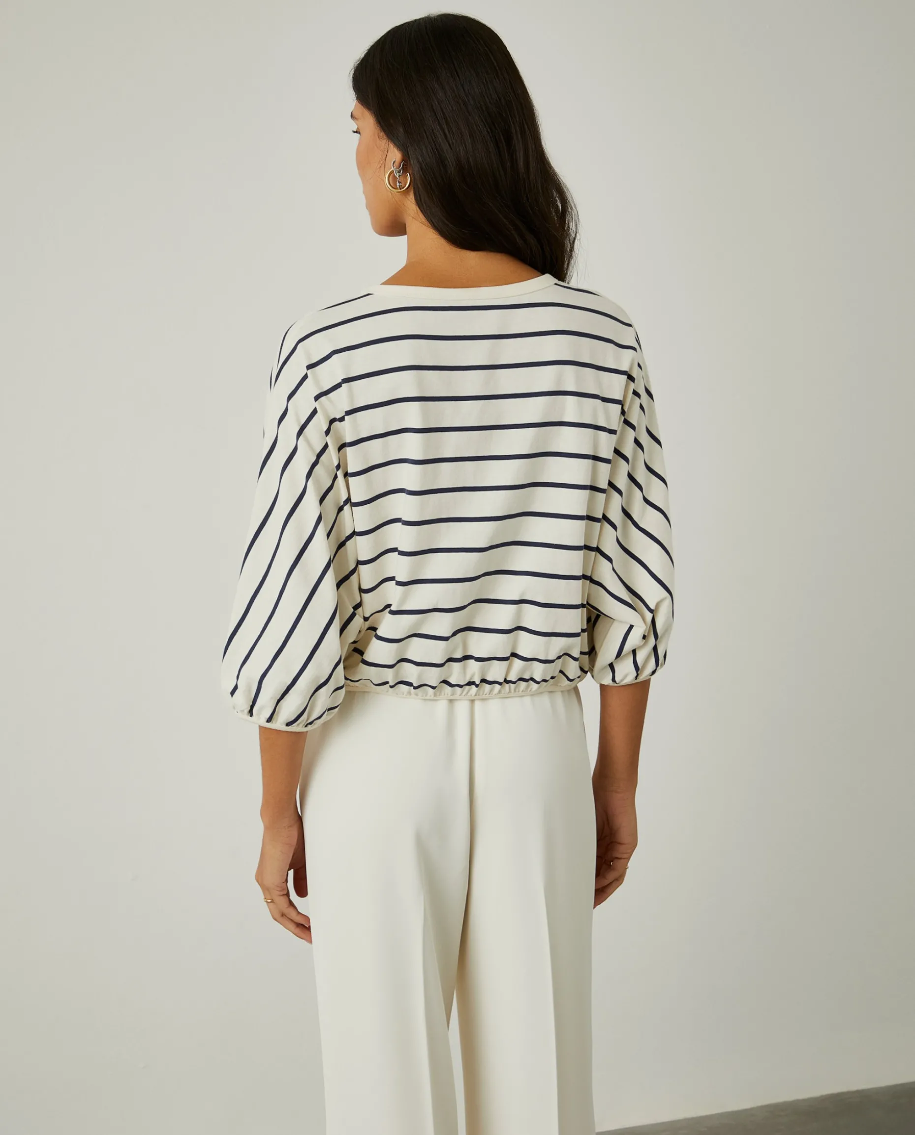 T-shirt cropped às riscas com manga abalonada