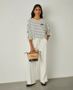 T-shirt cropped às riscas com manga abalonada