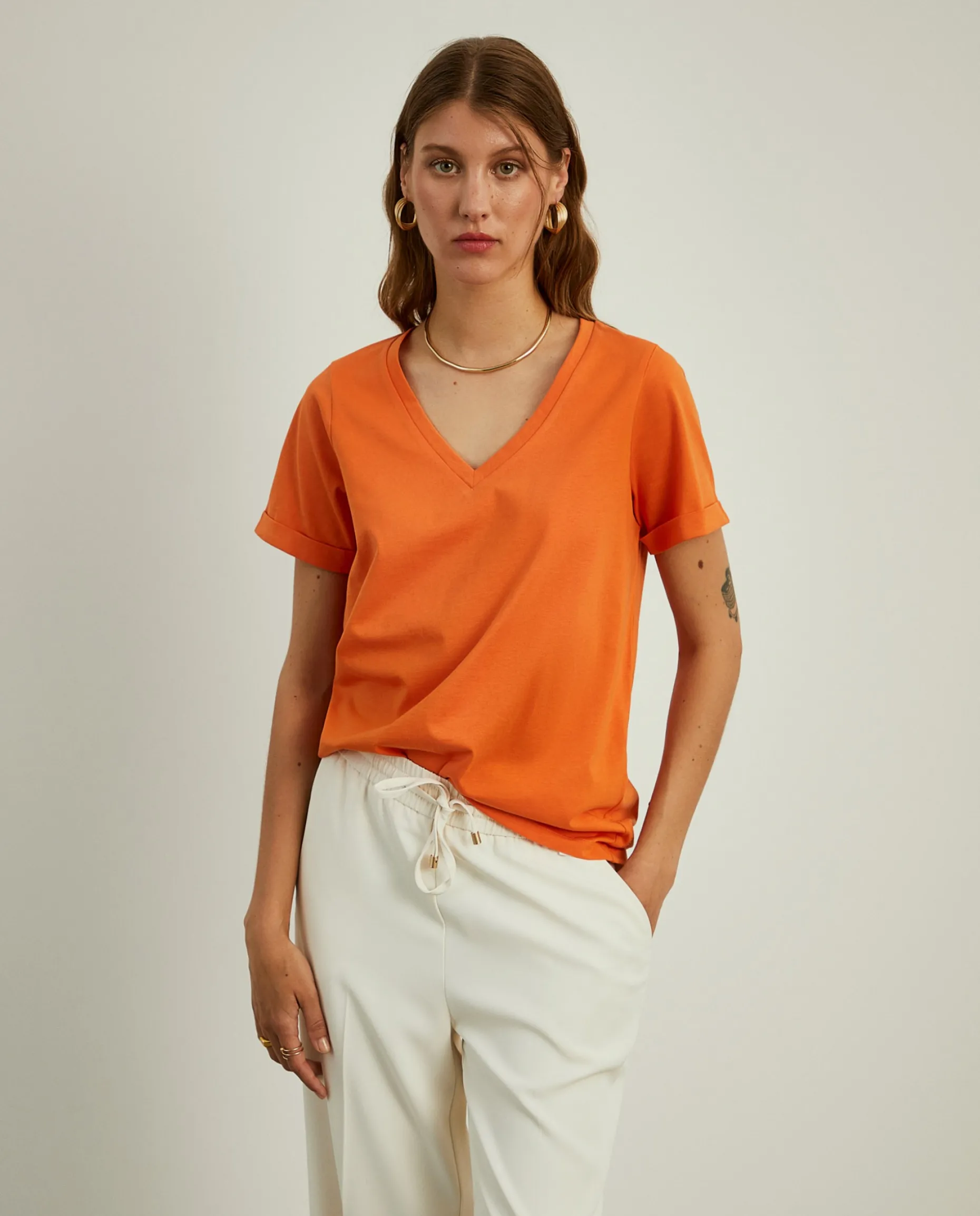 T-shirt de algodão decote em V