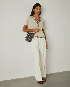 T-shirt decote em V com riscas