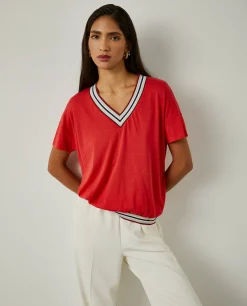 T-shirt decote em V com riscas