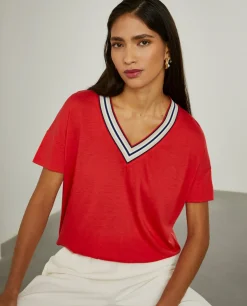 T-shirt decote em V com riscas