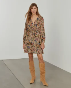 Vestido com estampado floral e decote em trespasse